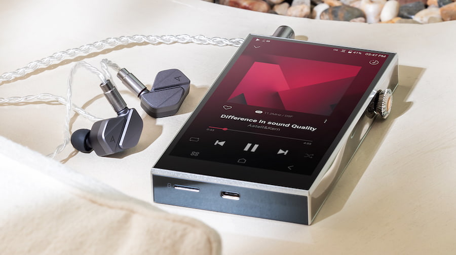 Astell&Kern A&futura SE300 portable DAP bottom view lifestyle