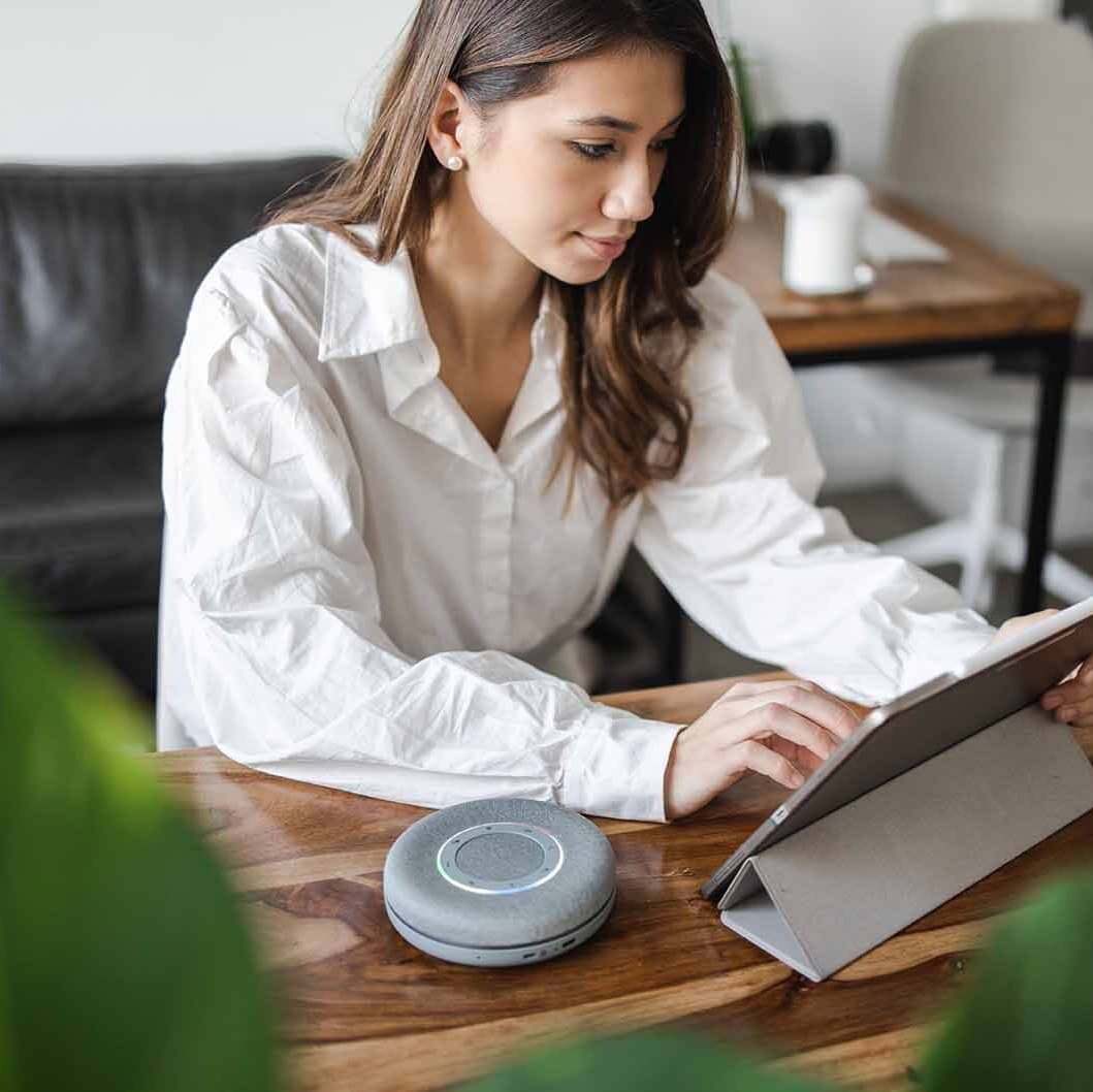 Beyerdynamic Space Lifestyle Woman Working