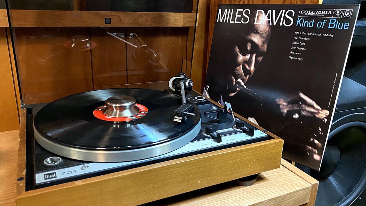 Spinning the mono Miles Davis, Kind Of Blue on the Dual 701 with Shure V15iii