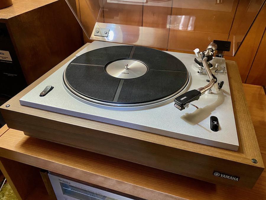 Yamaha YP-701 Turntable